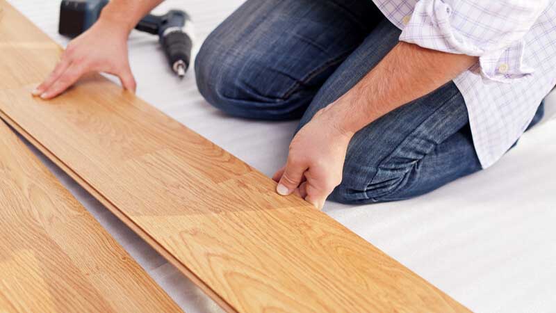 does laminate flooring need glue